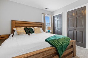 3 bedrooms, WiFi, bed sheets - The Full House (Chesapeake)