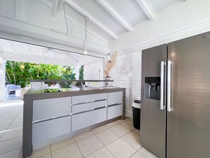 Fridge, microwave, oven, dishwasher - Stylish Villa with Pool Near the Beach (Saint-François)