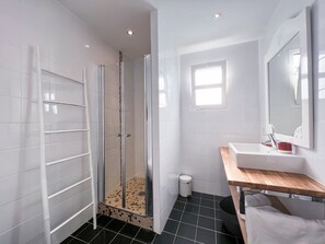 Bathtub, towels