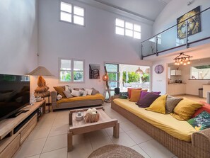 TV - Stylish Villa with Pool Near the Beach (Saint-François)