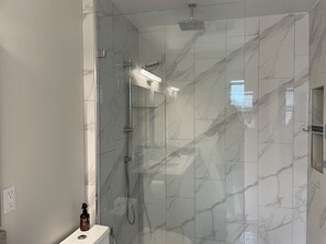 Shower, hair dryer, towels, soap - Outstanding Executive One Bed Suite (Langley)