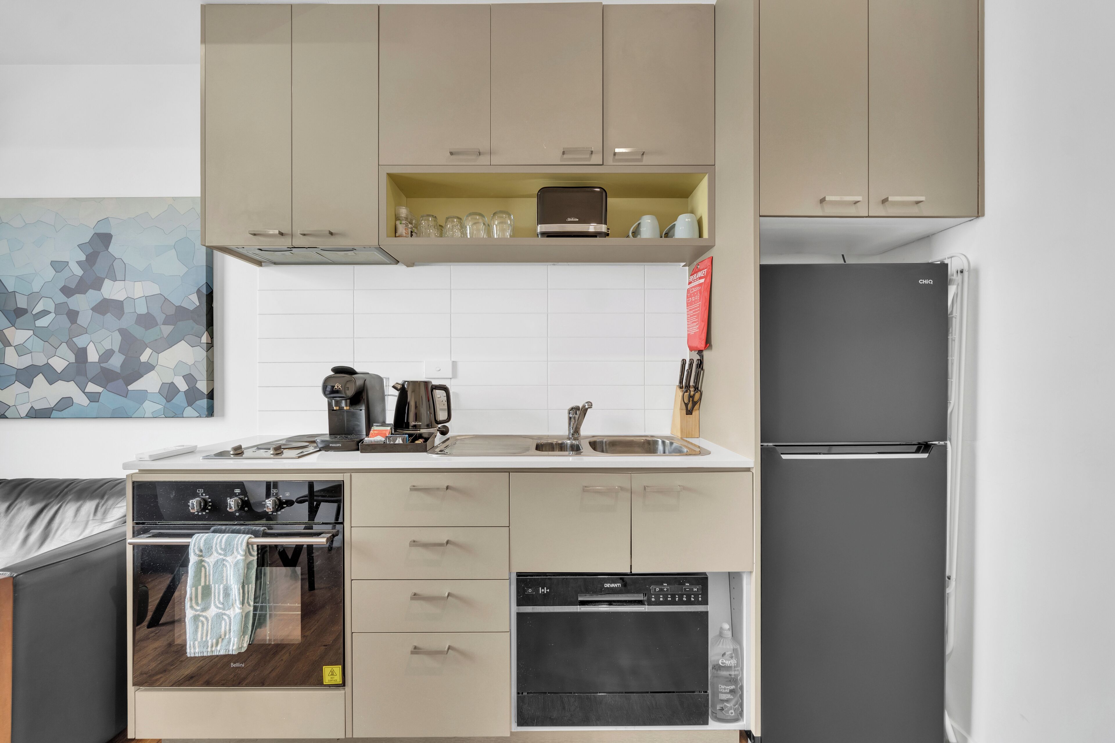 Refrigerador con freezer, microondas, horno, placa de cocina