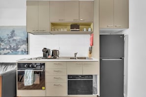 Apartment 7 - Double 1st Floor | Private kitchen | Full-sized fridge, microwave, oven, stovetop - 113 Hoddle (Richmond)