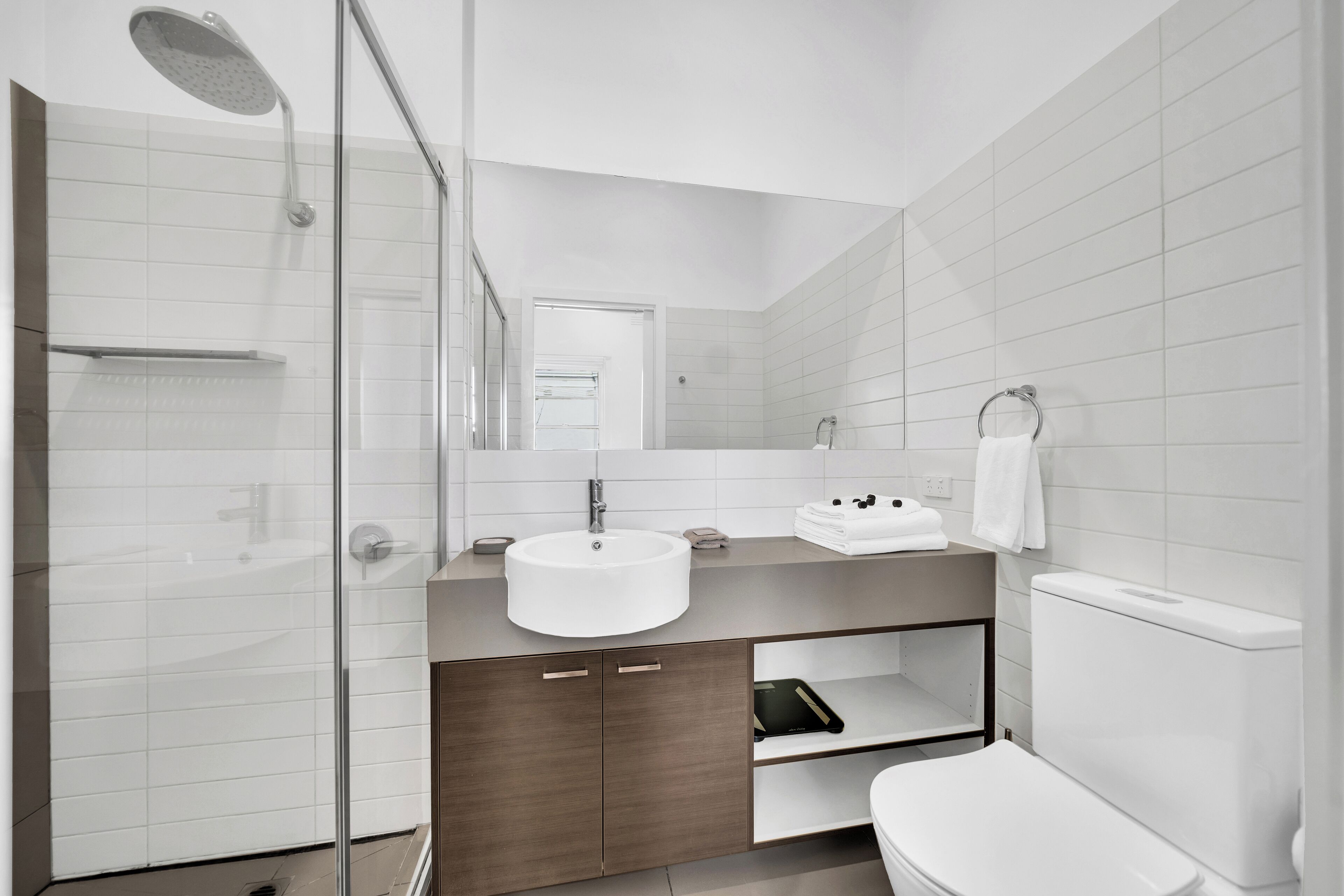 Apartment 7 - Double 1st Floor | Bathroom | Shower, rainfall showerhead, free toiletries, hair dryer