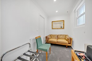 Apartamento conforto, 1 cama Queen (4 - Studio Queen) | Ărea de estar | Smart TV 55 polegadas com canais digitais, TV, Netflix