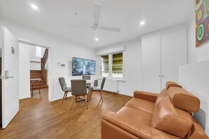 行政公寓, 1 張加大雙人床 (1 - Ground Floor) | 起居區 | 55-吋智慧型電視、數位頻道、電視、Netflix