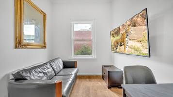Apartment 6 - 1St Floor | Living area