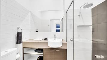 Deluxe appartement (6 - 1St Floor) | Badkamer | Een douche, een regendouche, gratis toiletartikelen, een haardroger