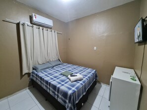 Minibar, escriptori i espai de treball apte per a portàtils 