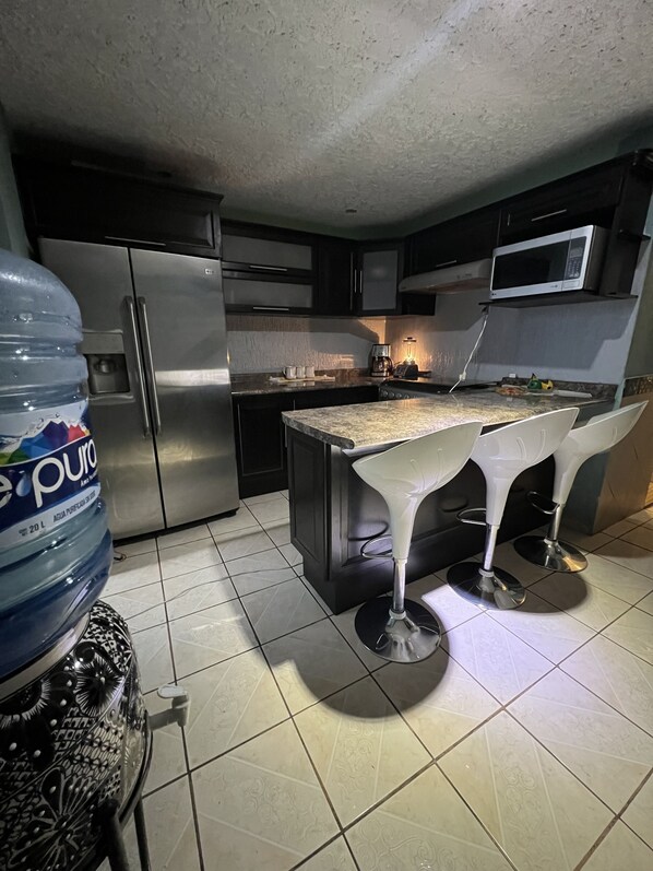 Kühlschrank, Mikrowelle, Herdplatte, Wasserkocher mit Kaffee-/Teezubehör