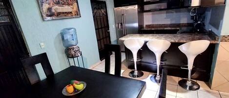 Køleskab, mikrobølgeovn, kogeplade, kaffe-/temaskine