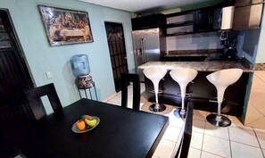 Kühlschrank, Mikrowelle, Herdplatte, Wasserkocher mit Kaffee-/Teezubehör