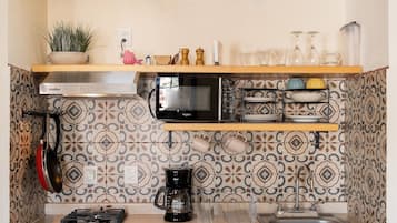 Departamento estándar | Cocina privada | Refrigerador con congelador, microondas y utensilios de cocina