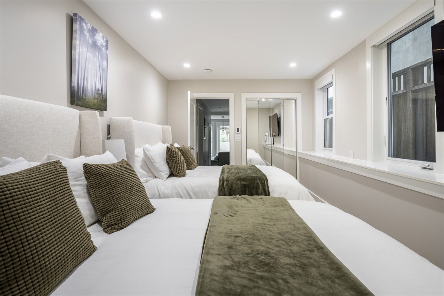 3 habitaciones, escritorio y tabla de planchar con plancha 