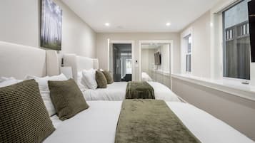 3 habitaciones, escritorio y tabla de planchar con plancha