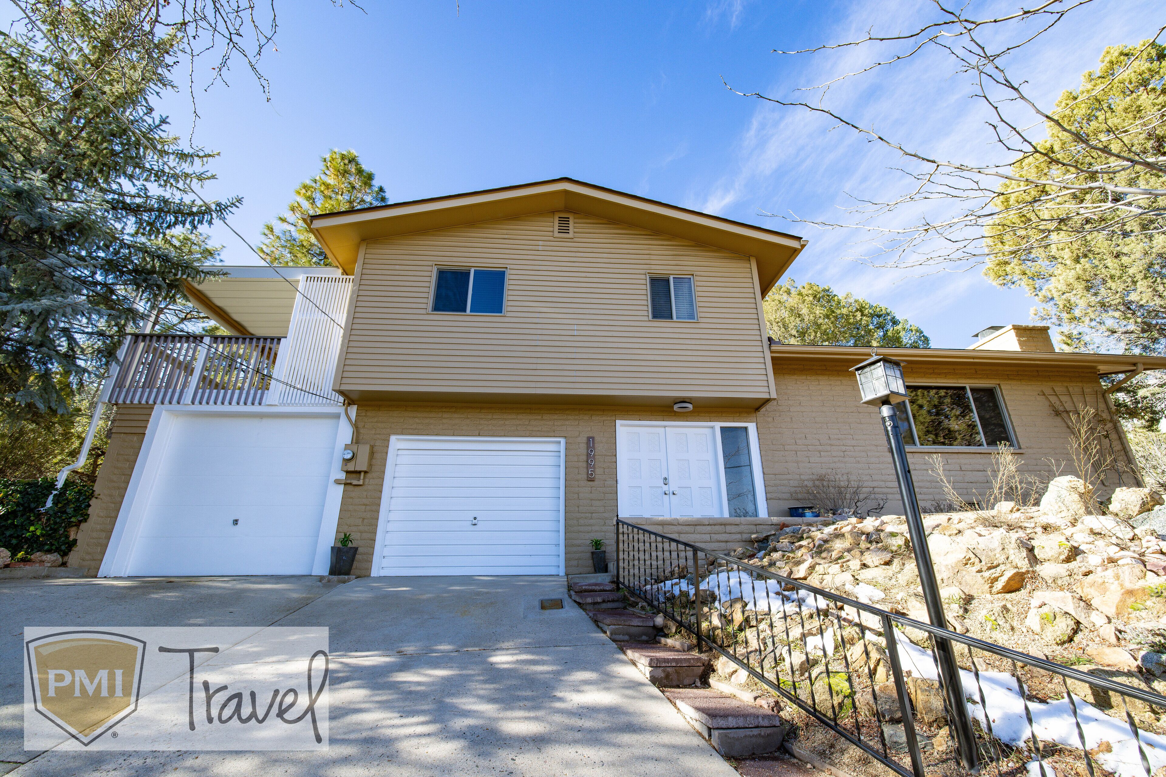 *Newly Listed *Forest Hills Perch *BBQ *Outdoor fireplace *Modern *Mid-century *Spacious