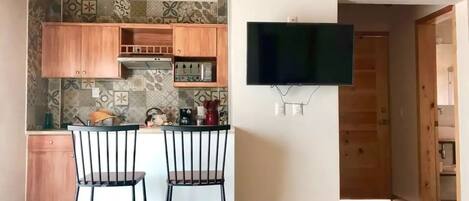 Microwave, cookware/dishes/utensils