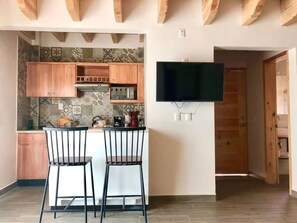 Microwave, cookware/dishes/utensils