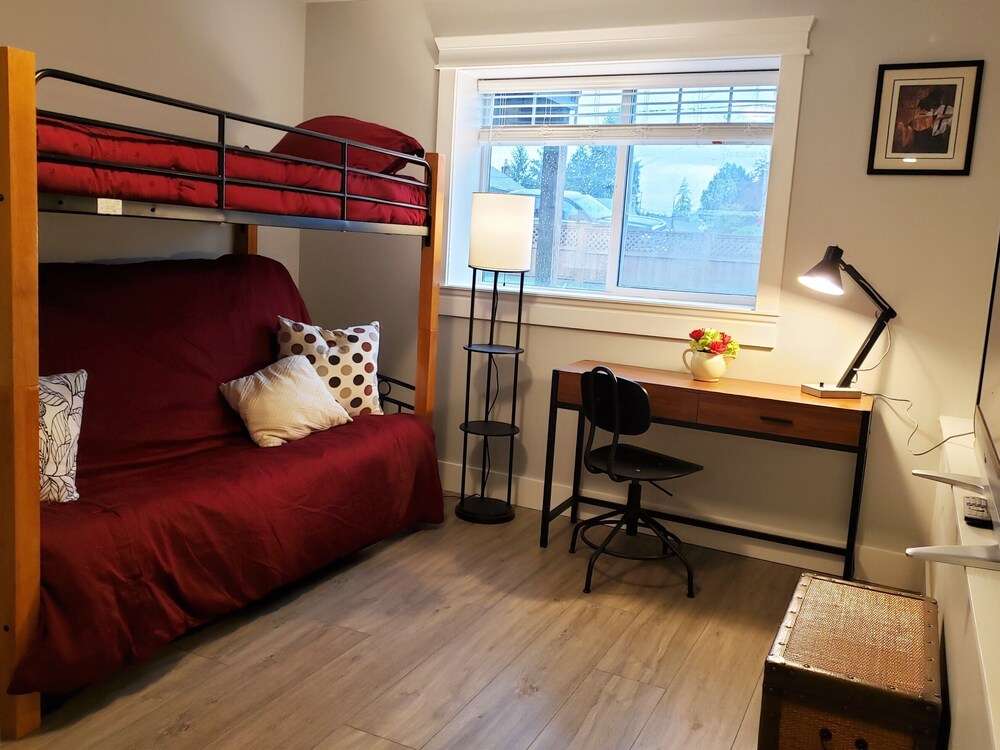 Pet friendly, modern studio near VIU & NRGH Nanaimo Vrbo
