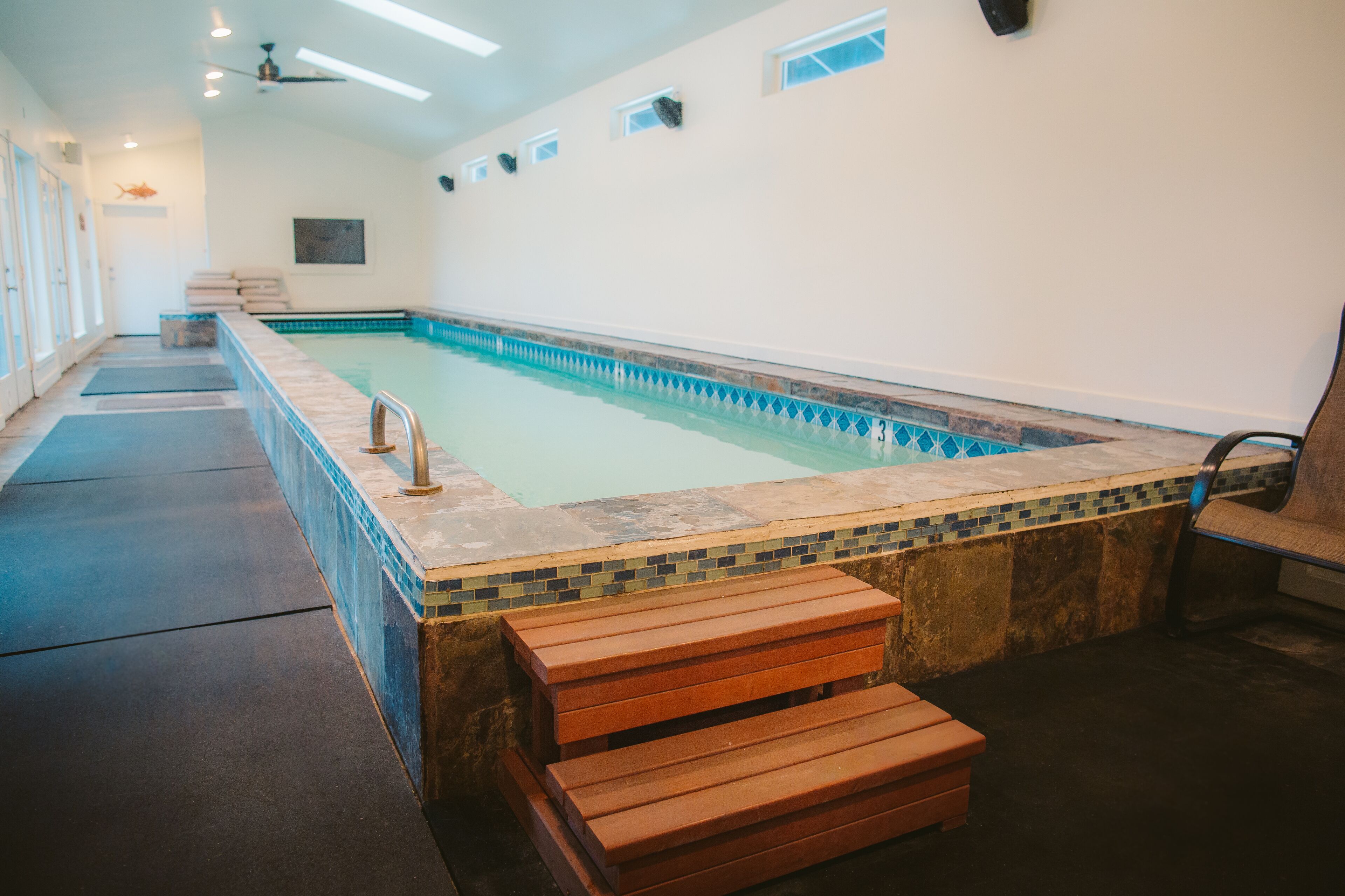 Una piscina cubierta, una piscina climatizada