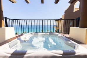 Tina de hidromasaje al aire libre