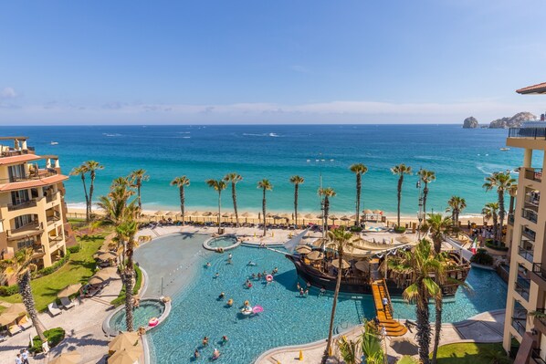 Alberca al aire libre y alberca climatizada