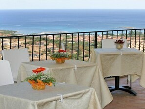 Outdoor dining - Hotel Castello Budoni (Budoni)