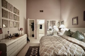 2 Schlafzimmer, Schreibtisch, Bügeleisen/Bügelbrett, WLAN