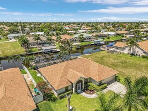 Exterior - Southern exposure Pool, Gulf Access, - Villa Summer's Day - Roelens Vacations (Cape Coral)