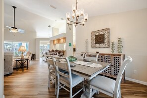 Dining - Southern exposure Pool, Gulf Access, - Villa Summer's Day - Roelens Vacations (Cape Coral)