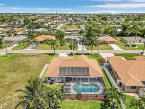 Exterior - Southern exposure Pool, Gulf Access, - Villa Summer's Day - Roelens Vacations (Cape Coral)