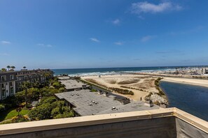 Ein Hotel an der Küste mit Blick auf den Strand und den Ozean.
