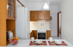Réfrigérateur, four, plaque de cuisson, cafetière/bouilloire