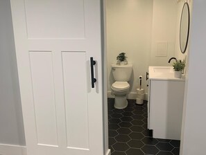 تجهيزات دش، مجففات شعر، مناشف، صابون