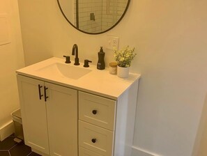 تجهيزات دش، مجففات شعر، مناشف، صابون