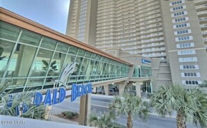 Ein Hotel mit moderner Glasfassade und einem großen Schild mit der Aufschrift 'DALLARD BEACH'.