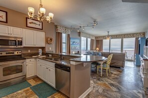 Refrigerador, microondas, horno y parrilla de estufa