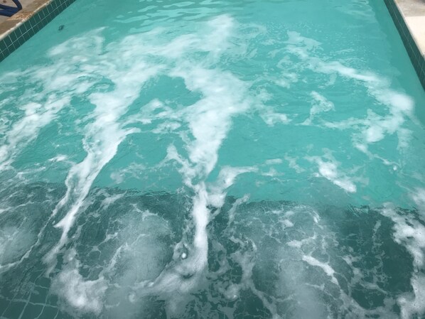 Een verwarmd zwembad