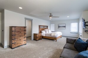 4 bedrooms, desk, free WiFi, bed sheets