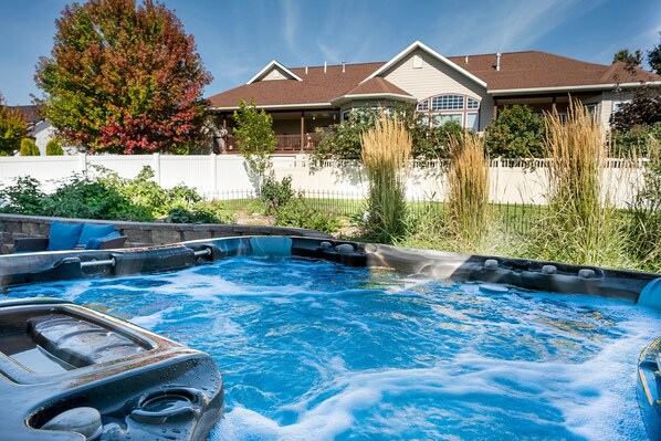 Outdoor spa tub