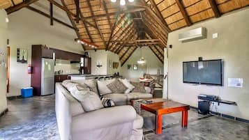 Televisie en een open haard