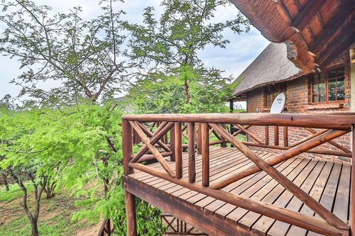 Luxury villa 12 mi from the Crocodile Bridge Gate of the Kruger National Park!