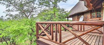 Luxury villa 12 mi from the Crocodile Bridge Gate of the Kruger National Park!