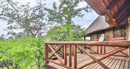 Luxury villa 12 mi from the Crocodile Bridge Gate of the Kruger National Park!