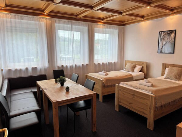 2 habitaciones, tabla de planchar con plancha y cuna de viaje