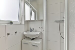 Dusche, Haartrockner, Handtücher, Seife