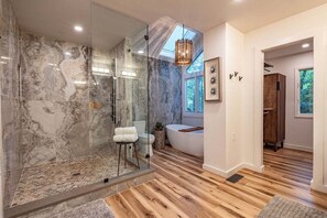 Combined shower/tub, towels