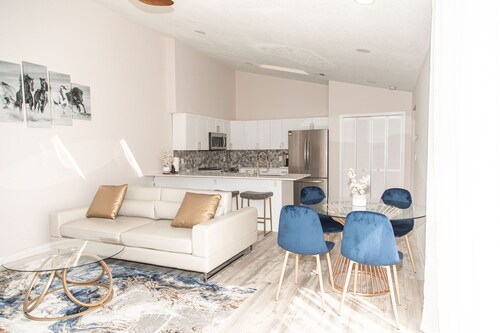 Modern Luxury Villa w/ Heated pool & patio  -6 min from WEF