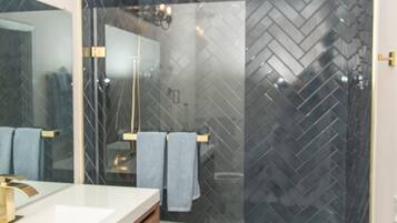 Suihku, hiustenkuivaaja, pyyhkeet, saippua