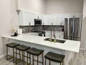 Jääkaappi, mikroaaltouuni, uuni, liesi